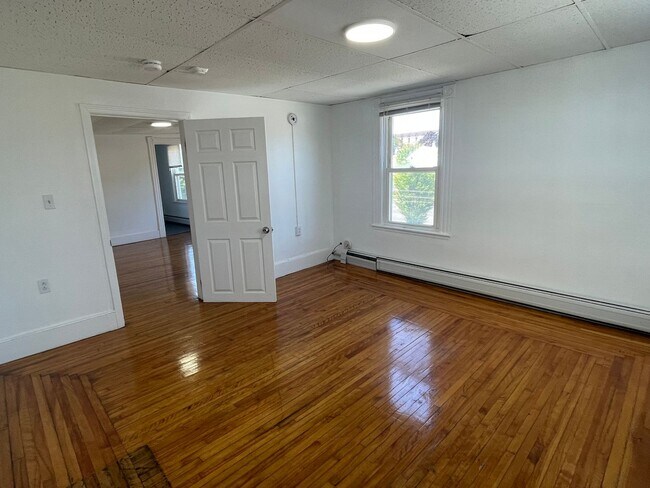 Foto del edificio - Two-bedroom 3rd floor updated apartment for rent -$1450 Pittsfield