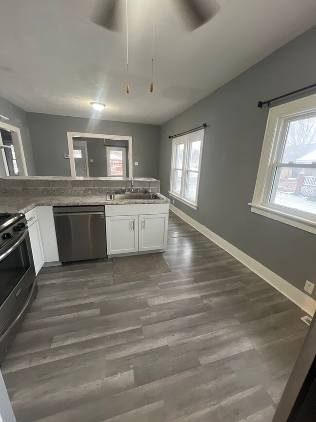 Building Photo - Coming soon! Freshly painted!