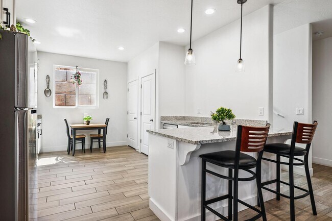 Foto del edificio - 438 N Stone Mountain Dr