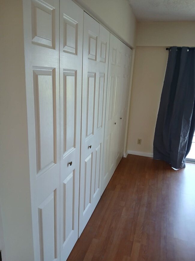 Building Photo - 538 Fanshaw M