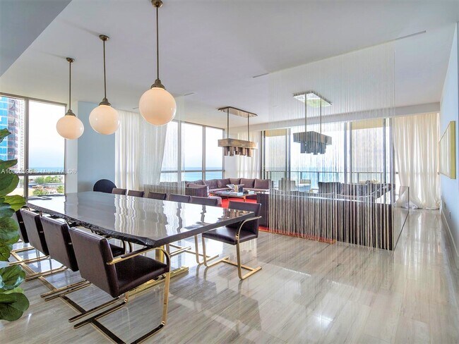 Foto del edificio - 17749 Collins Ave