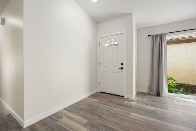 Foto del edificio - 243 Flame Tree Pl