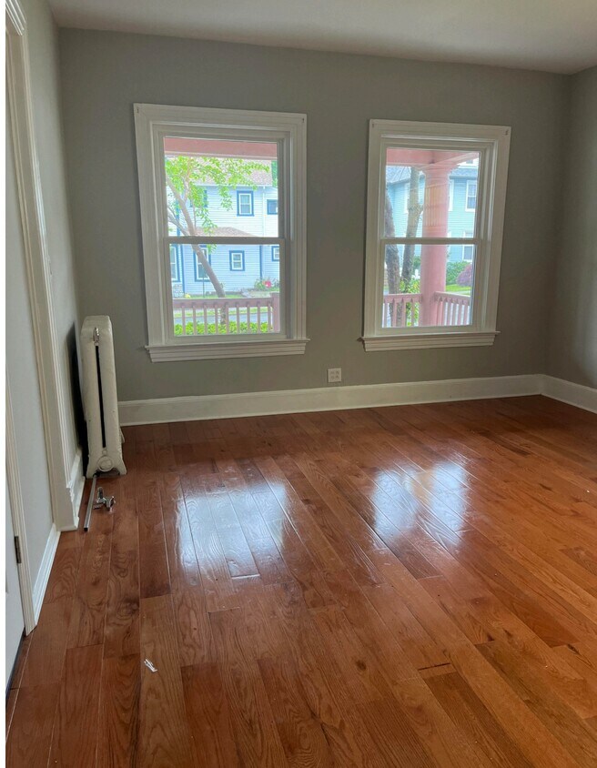 Primary Photo - 52 Grand Ave