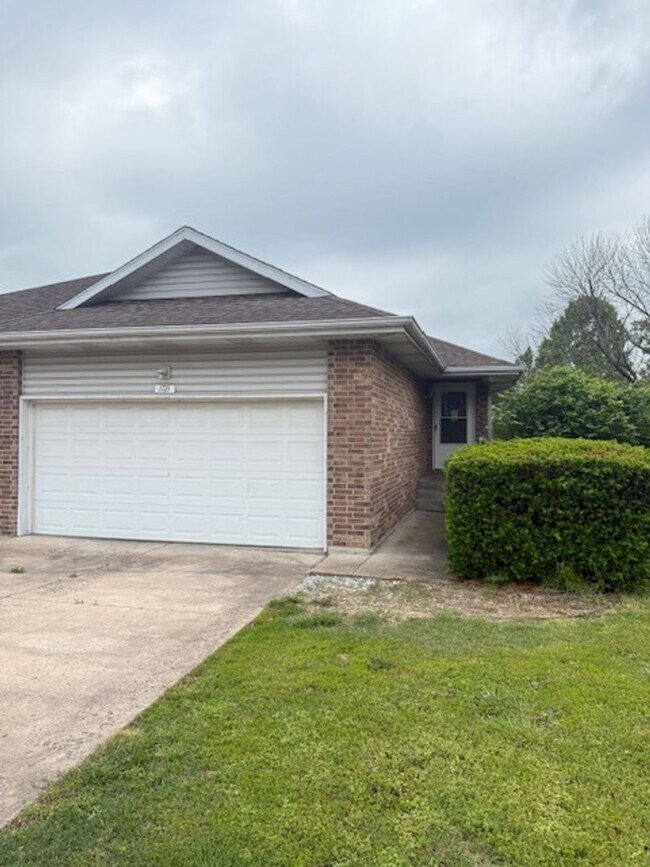 Building Photo - Remodeled Duplex in Ozark!