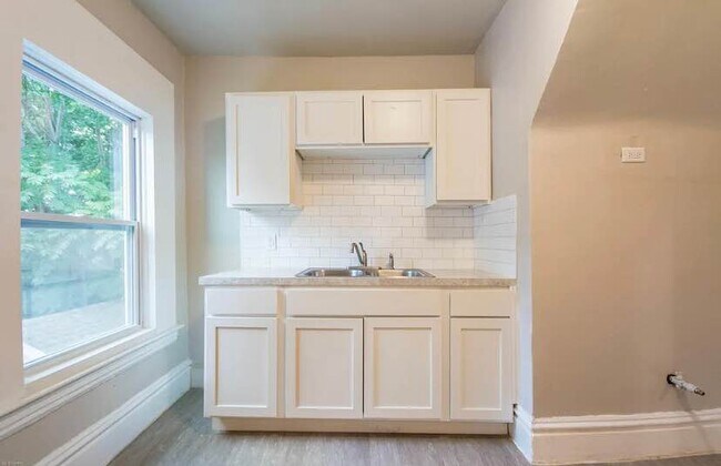 Building Photo - 404 10th St NW