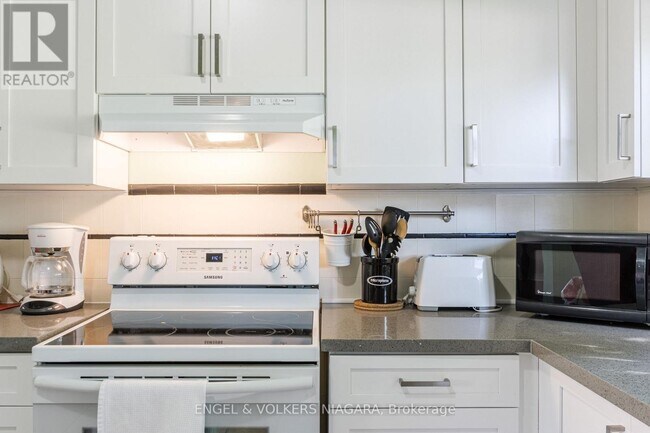 Building Photo - 5969 Gladstone St