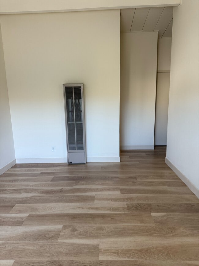 sala de estar sin amueblar - 3143 Alma St