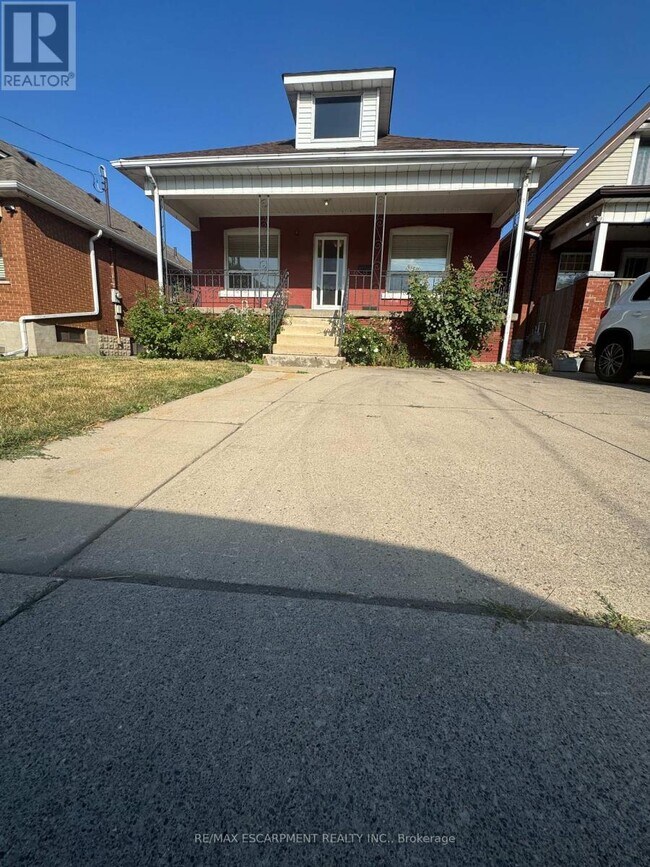 Building Photo - 276 Balmoral Ave N