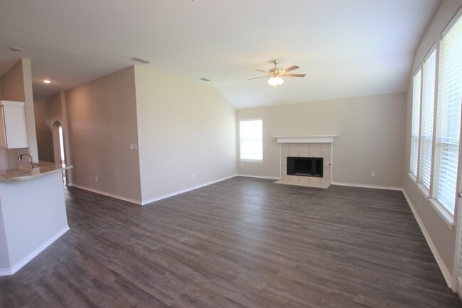 Building Photo - 3 Bedroom 2 Bath in Whitehouse ISD!