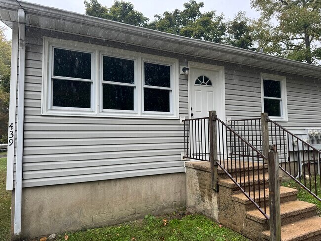 Foto del edificio - 439 Baron Rd