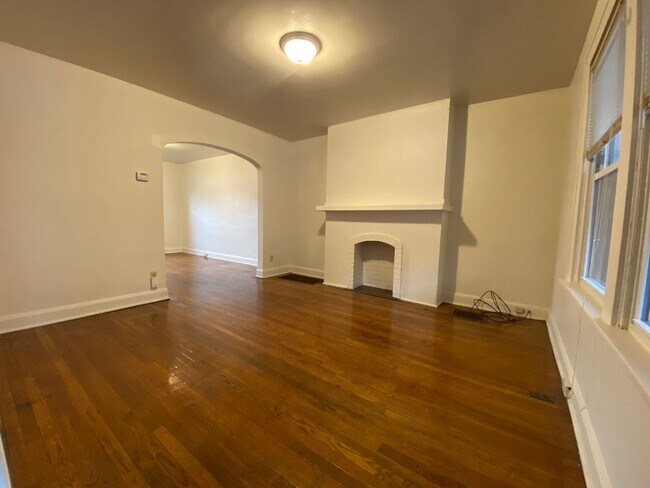 Foto del edificio - Stunning Two Bedroom Apartment in Oakland! Washer & Dryer Hook-Ups in Basement! Call Today!