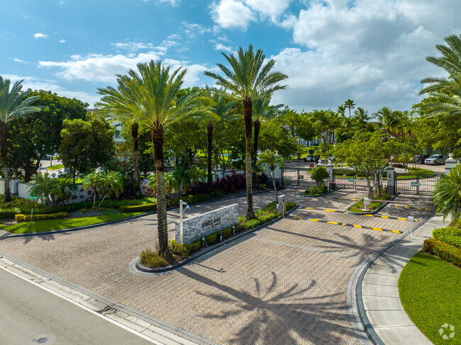 Building Photo - The Enclave At Doral