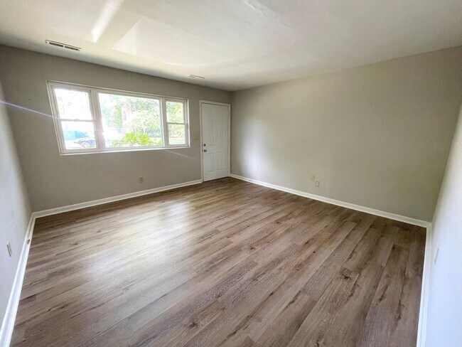 Building Photo - AVAILABLE NOW! 2 BEDROOM DUPLEX IN VIRGINIA BEACH. CONVENIENT TO BEACHES