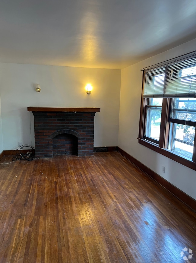 Building Photo - 161 Whitehall Ave