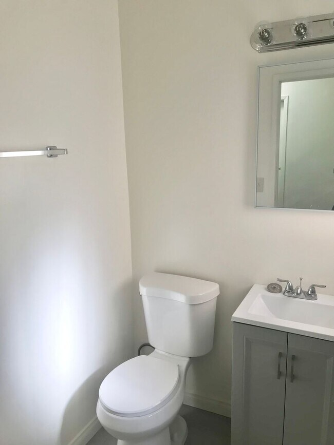 Building Photo - Downstairs 2 Bedroom Apartment Unit With S...