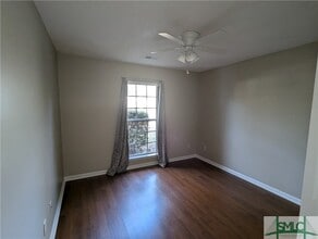 Building Photo - 550 Laurenburg Dr