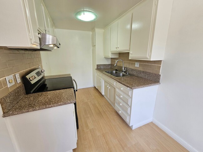 Building Photo - 2 Bed/ 2 Bath, TOP FLOOR CONDO