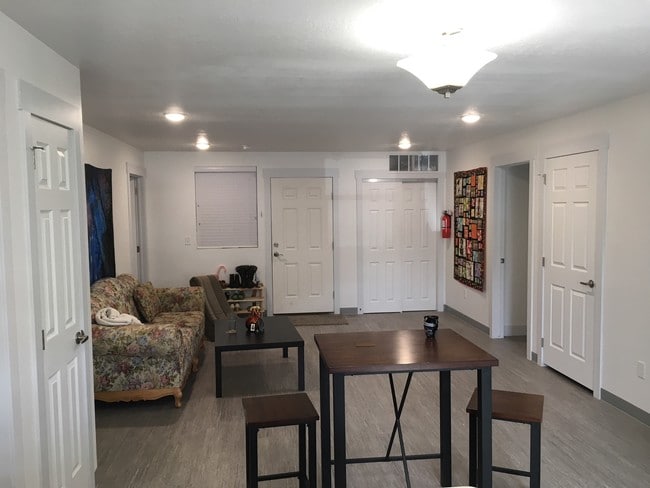 Building Photo - 1130 Cedar Knls