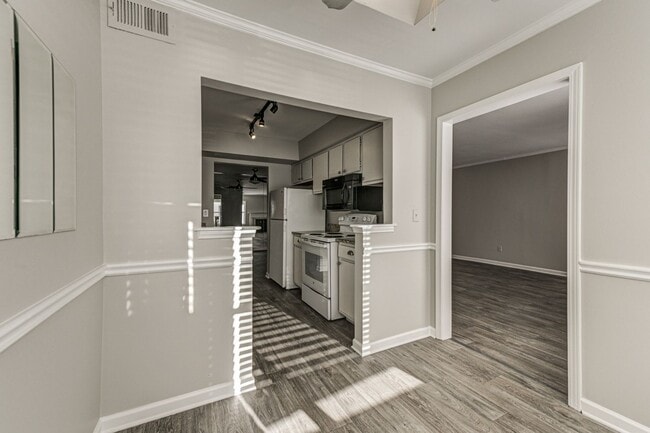 Building Photo - Charming 2BR Condo in Atlanta
