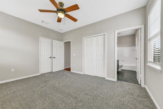 Building Photo - 4418 N Live Oaks Cir
