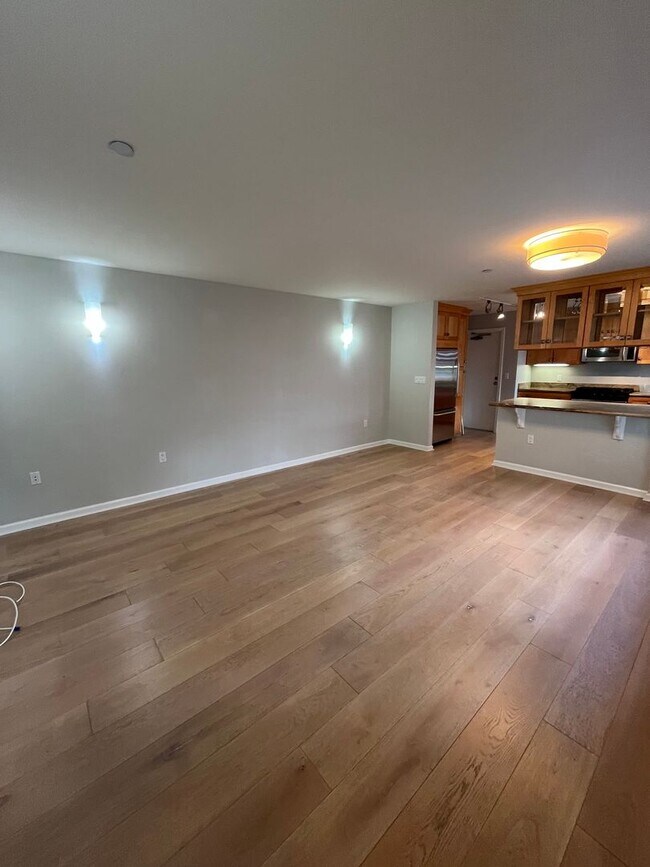 Foto del edificio - 2BR/1BA with Large Private Patio, Parking & Rooftop Deck in Marina