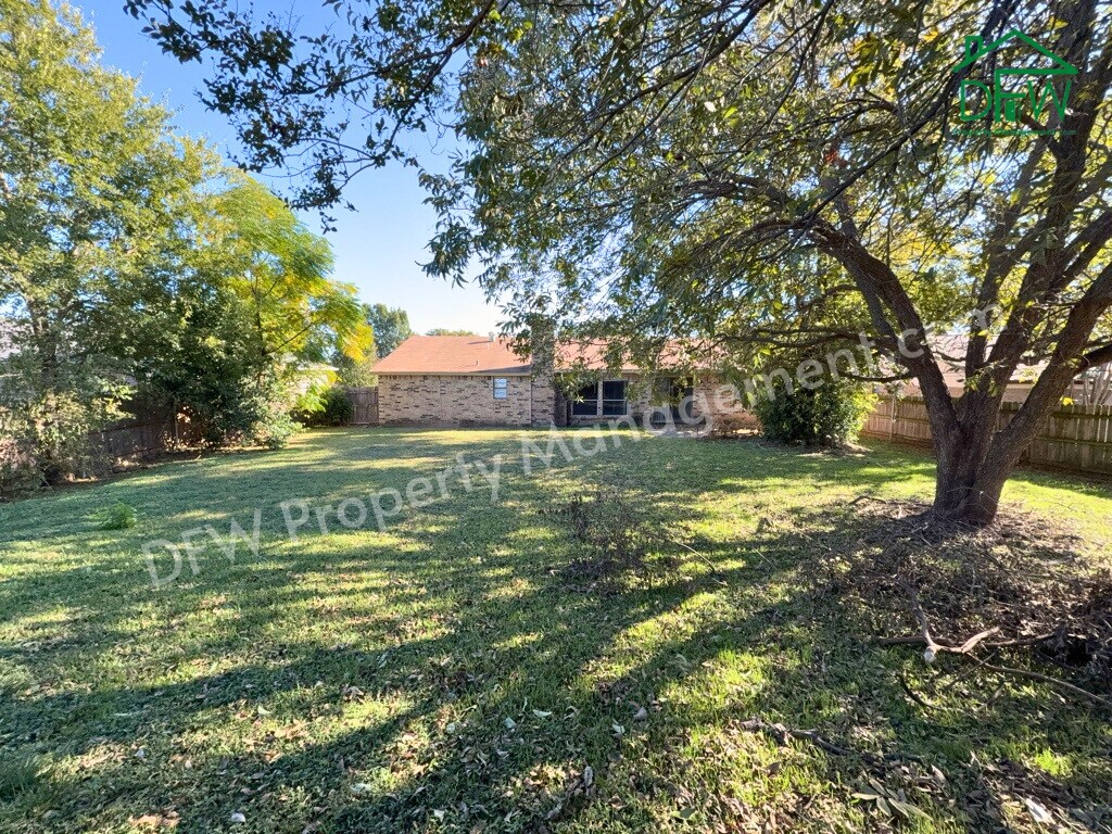 Foto del edificio - Spacious 3-Bedroom Home for Lease with Large Fenced Backyard in Quiet Benbrook Neighborhood