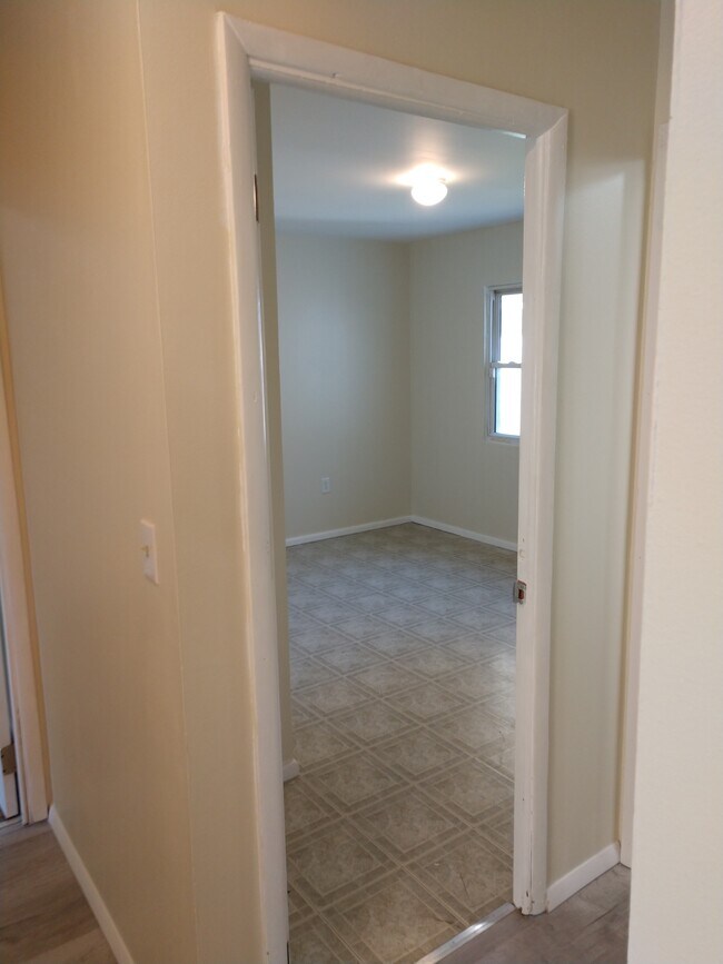 Building Photo - 1051 Jamaica Dr