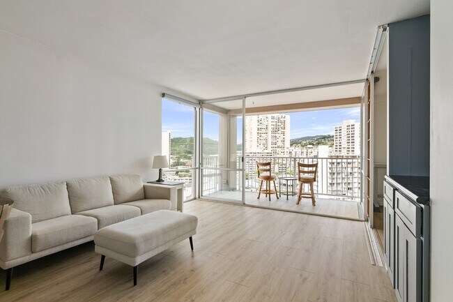 Foto del edificio - High floor, corner unit at Makiki Towers. Partially furnished, renovated 2-bedroom, 1.5 bathroom ...
