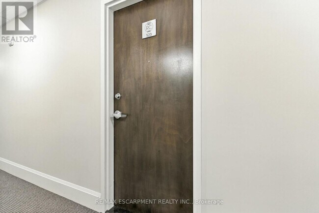 Building Photo - 118 King St E