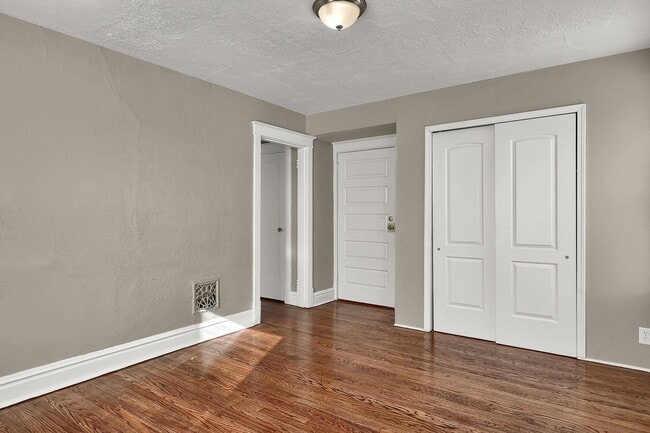 Foto del edificio - Dear Elenore, I'm Writing in Hopes You Lov...