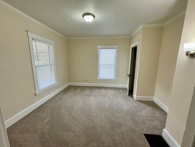 Building Photo - 2 Bedroom House Close to Sunset Park