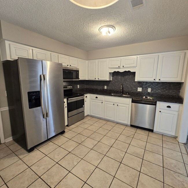 Building Photo - Cozy 3 bedroom, 2 bath located near Fort S...