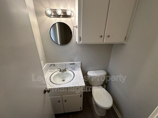 Foto del edificio - Apt A 1116 N Nolan River Rd - Apt A