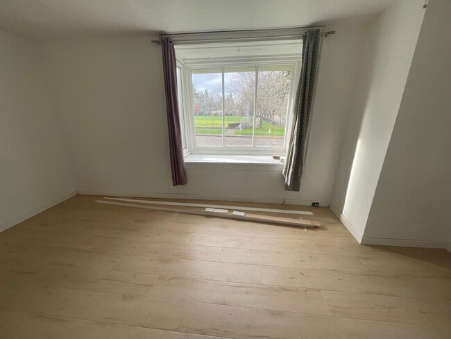 Building Photo - 390 W 19th Ave