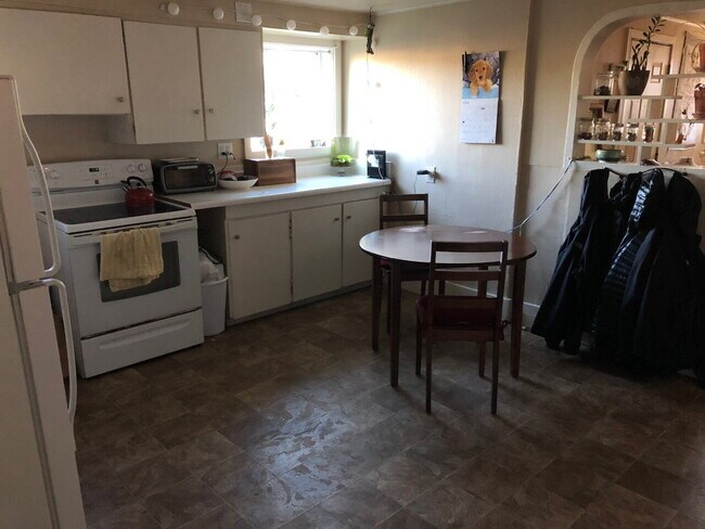 Foto del edificio - Walk to WWU and Downtown from This Perfectly Located Magnolia St Apartment