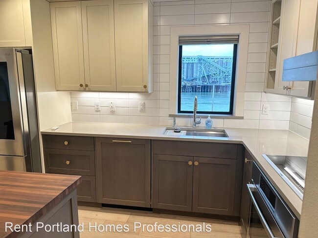 Building Photo - 1 br, 1 bath House - 606 NW Naito Parkway #A1