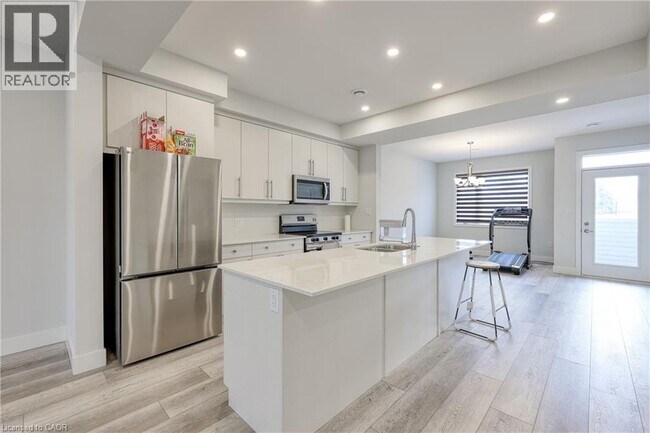 Building Photo - 925 Deveron Crescent