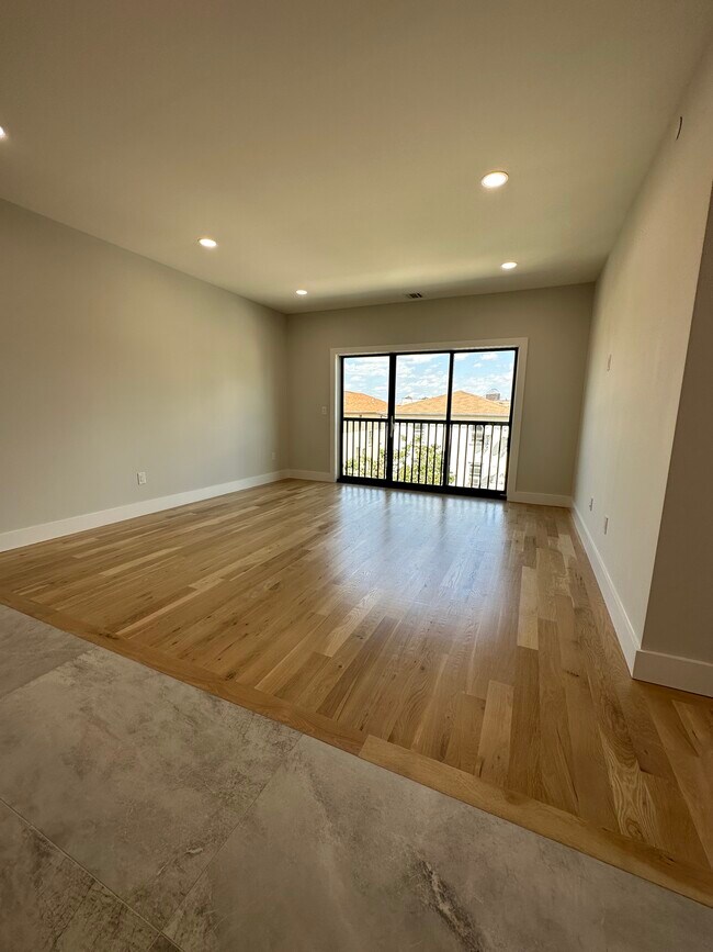 Building Photo - 56 Brill St