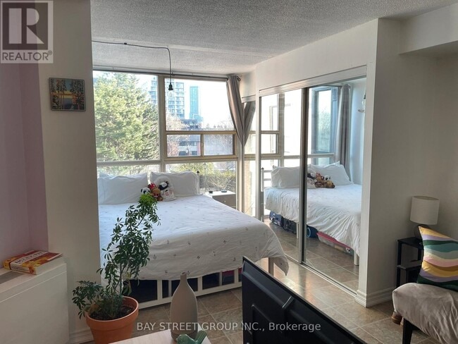 Photo du bâtiment - 705 King St W