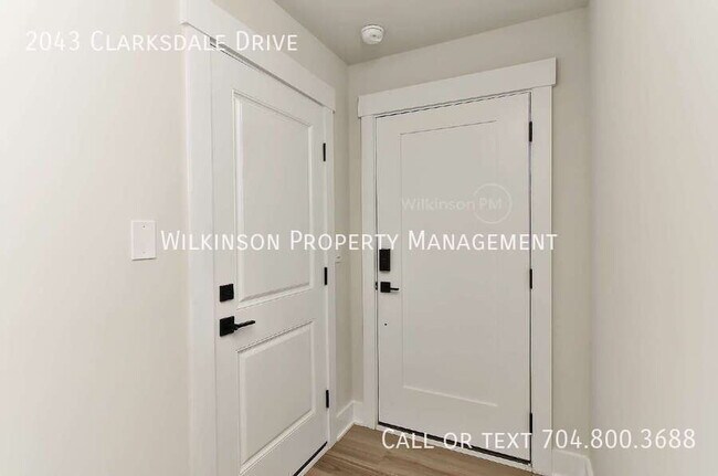 Foto del edificio - 2043 Clarksdale Dr