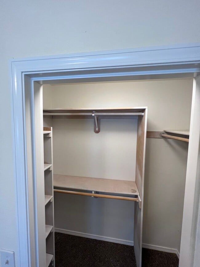 Building Photo - 3-bedroom 2 1/2 bath duplex in Springfield