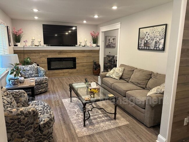 Photo - 2332 N Riverside Dr House