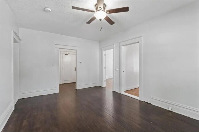 Foto del edificio - 61 Delos Street West, Unit 1