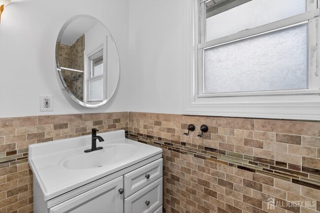 Building Photo - 47 Marion St