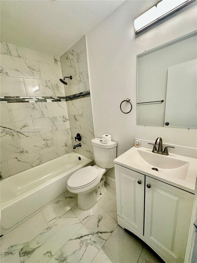 Foto del edificio - 10722 Royal Palm Blvd