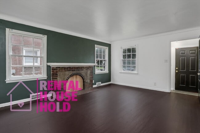 Building Photo - ~ 3 BEDROOM 1 BATH BUNGALOW FREE PRE-SCREEN