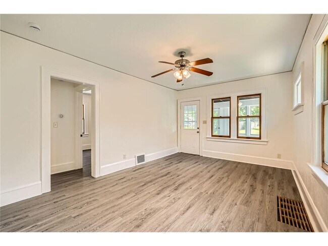 Building Photo - 1083 Western Ave N