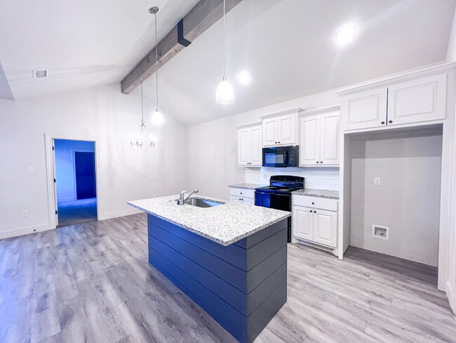 Building Photo - Truly OUTSTANDING Contemporary Floorplan/C...
