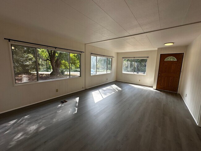 Building Photo - Quiet 3 bedroom in Umpqua