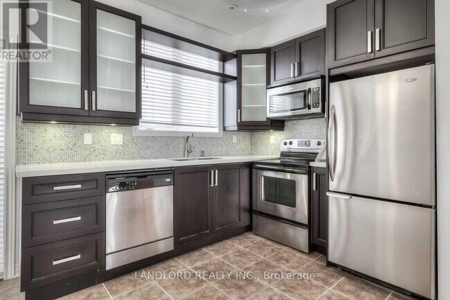Building Photo - 557 Shuter St